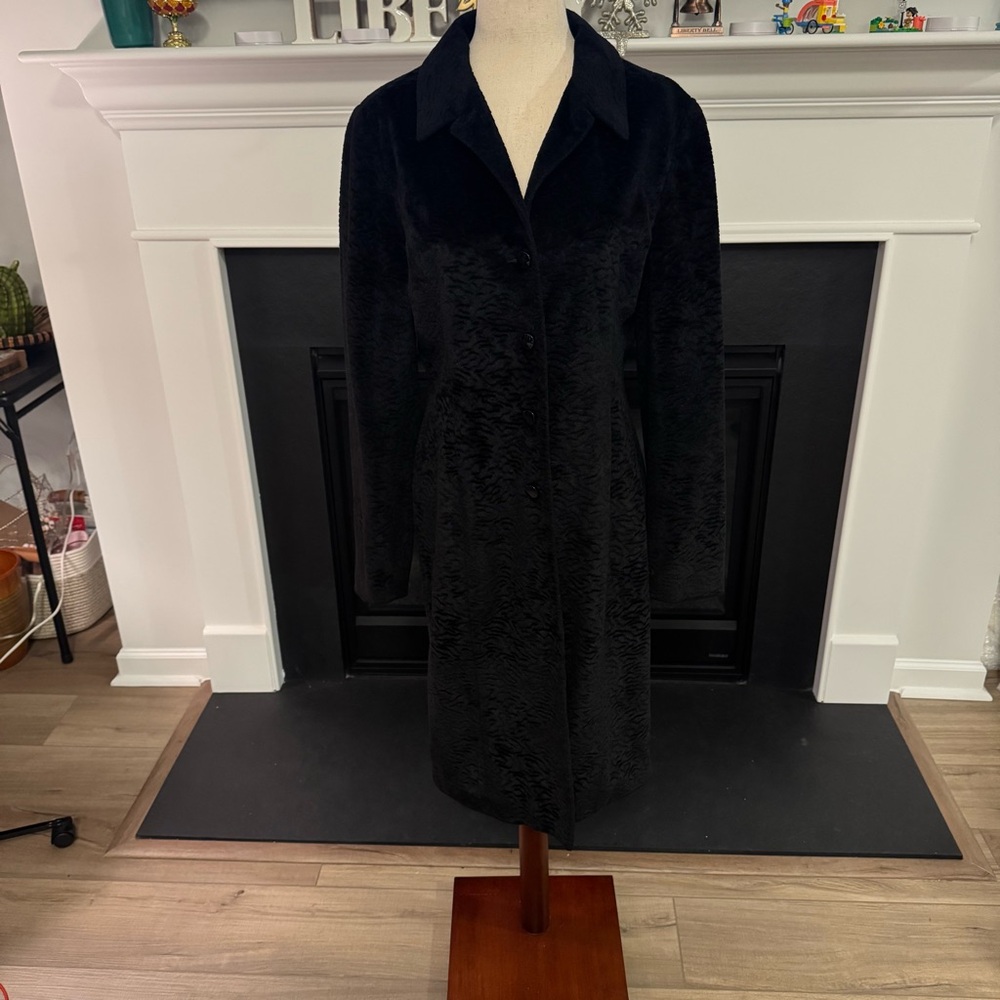 🖤 Taïga Paris Black Textured Velvet Coat with Red Lining (Size 8)